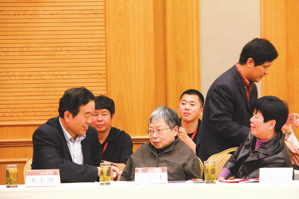 苏士澍（左）与周慧珺交谈.png