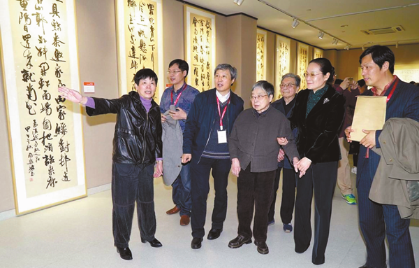 周慧珺与陈洪武（左3）等一起观看展览.png