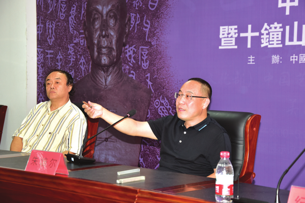朱培尔为学生作讲座.png