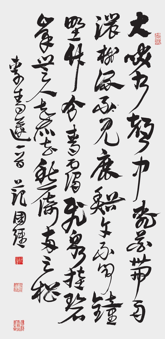 范国强 草书中堂 犬吠水声中，桃花带雨浓。树深不见鹿，溪午不闻钟。野竹分青霭，飞泉挂碧峰。无人知所去，愁倚两三松。.jpg