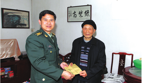 看望时年92岁的梅县籍书家温明先生.png