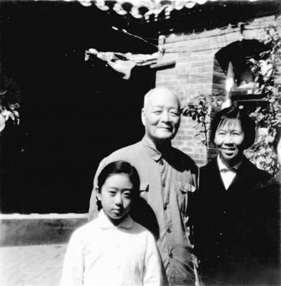 郑诵先与孙女郑欣力(左)于故居前合影.png