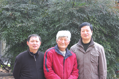 2010年元宵，李楚力赴湖北荆州访碑后，与时任荆州市政府秘书长王守卫（右）、《李楚力书法作品集》主编张辉光（左）合影。.png