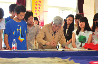 李楚力深入洪湖偏远乡镇学校，为学生和书法爱好者讲授书法。.png