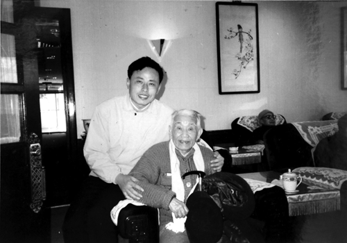 图2 1990年冬，华人德与沈子丞先生摄于苏州南园宾馆。.png