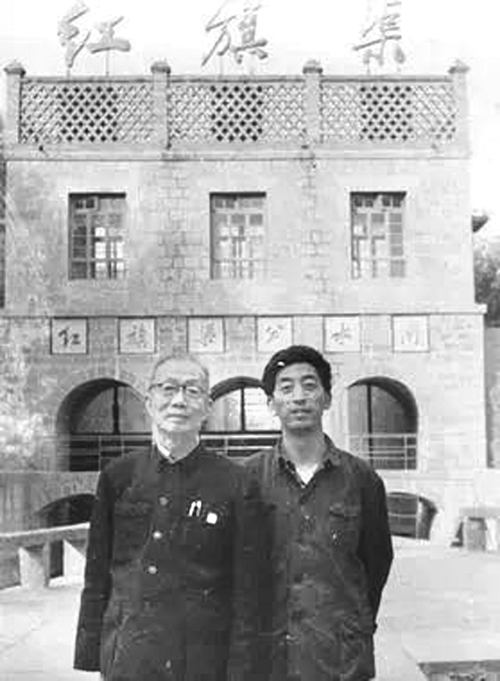 1978年，张海陪同费新我（左）参观红旗渠.png