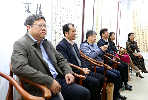领导观看表演.JPG