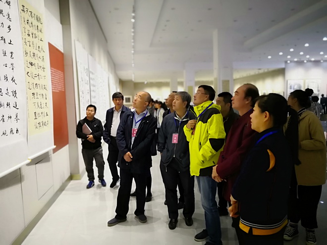7嘉宾观展.jpg
